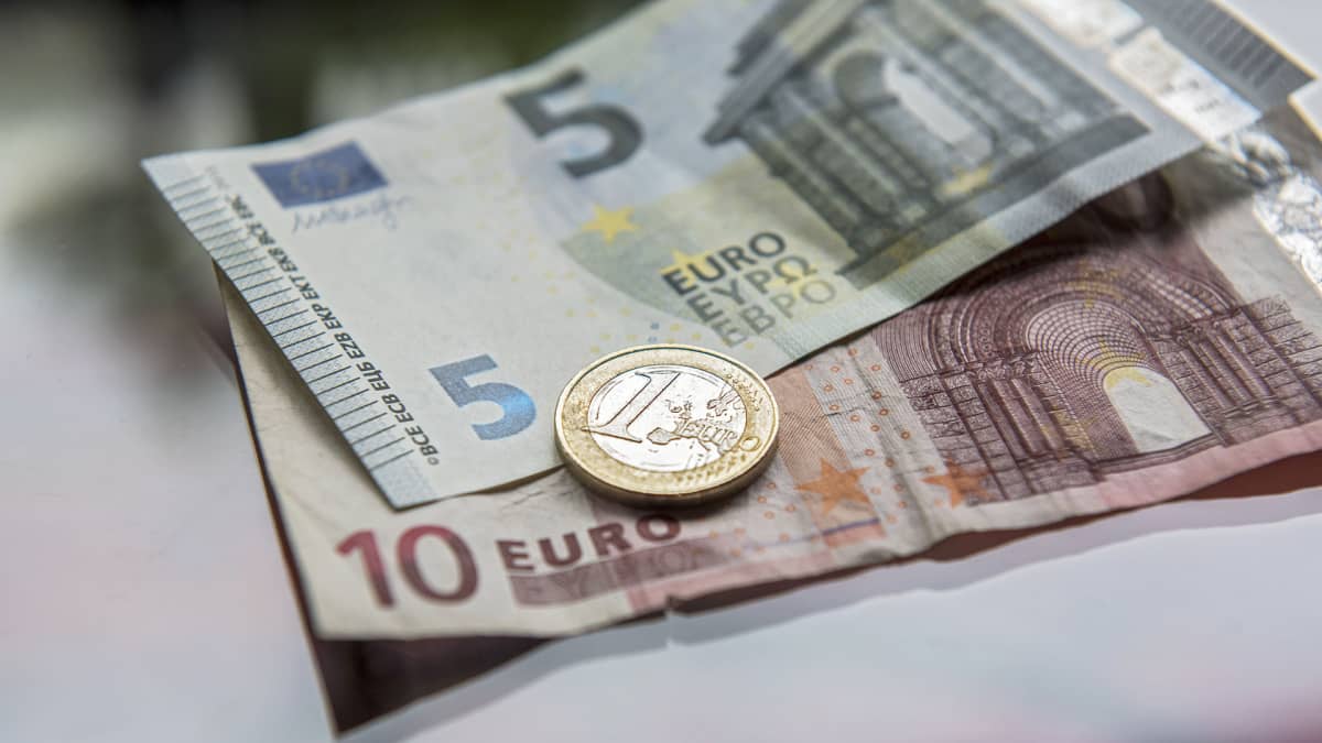Seteleitä ja euron kolikko pöydällä.