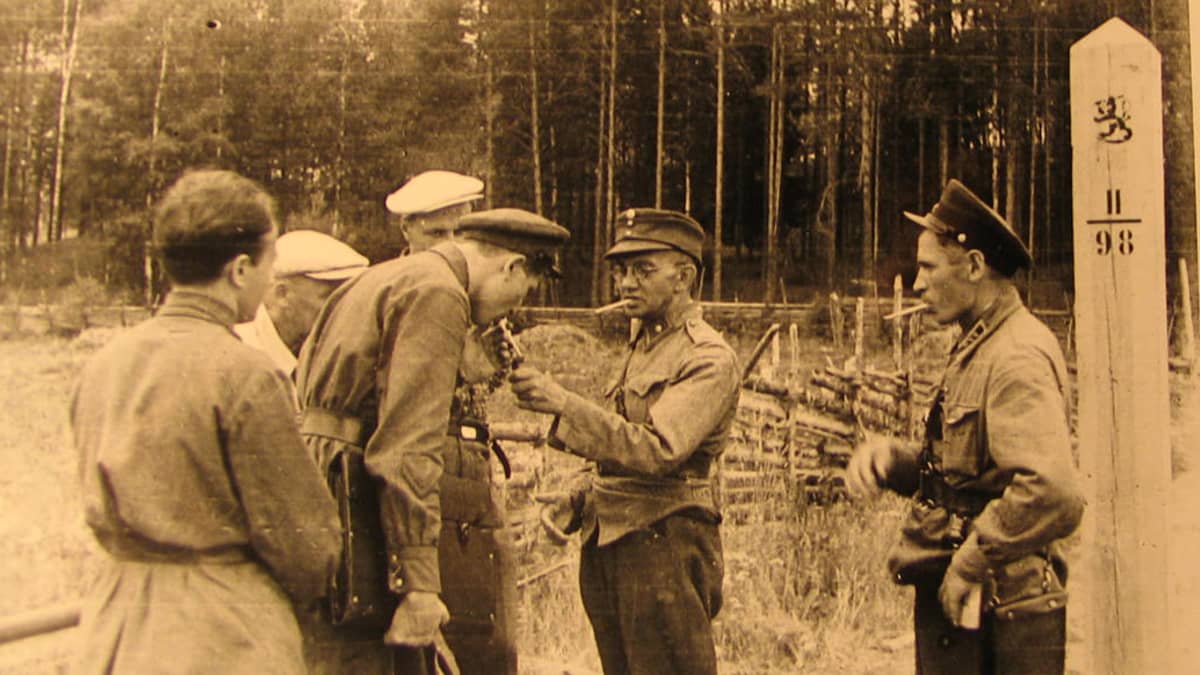 suomalaisia ja venäläisiä rajankävijöitä tupakalla