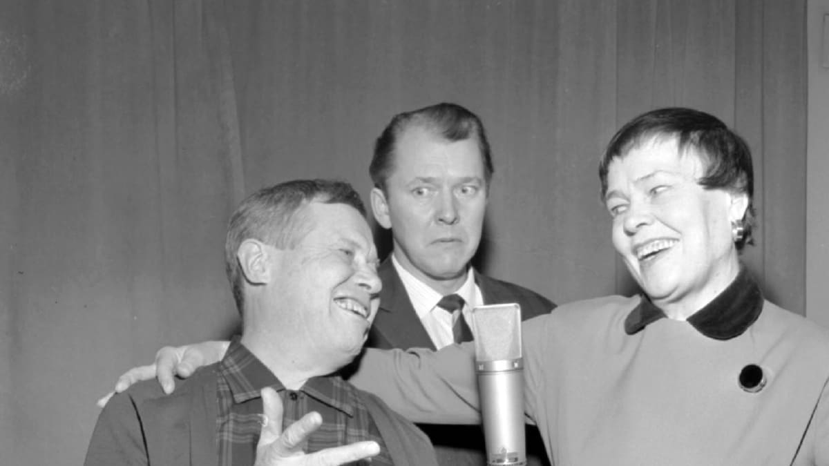 Oke Tuuri, Kauko Helovirta ja Elsa Turakainen roolihahmoissa radion studiossa kuunnelman 'Kalle Kustaa Korkki ja Pekka Lipponen' nauhoituksessa. Kuvattu otettu 10. huhtikuuta 1967. 