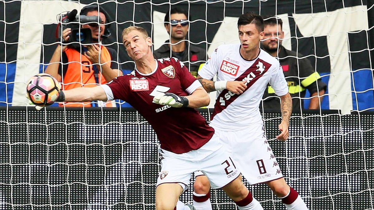 Torinon Joe Hart kurottaa palloon.