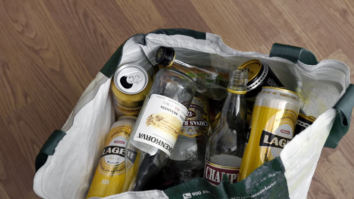 Tyhjiä olut- ja viinapulloja kassissa.