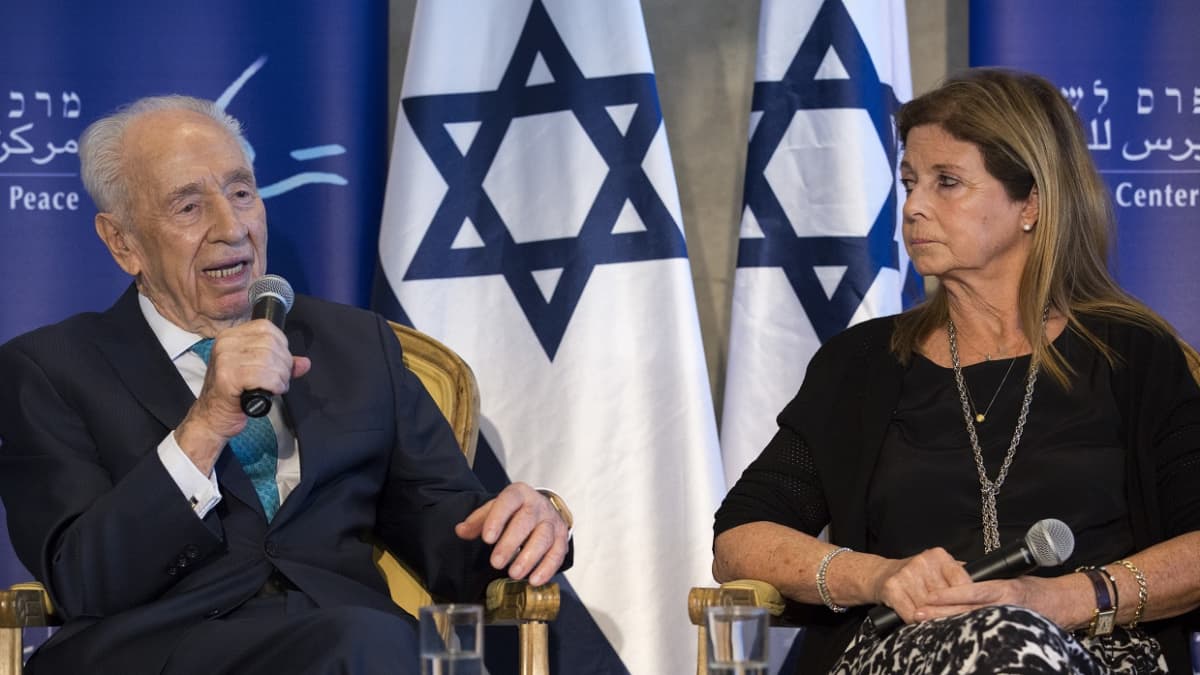 Shimon Peres Tel Avivissa kesäkuussa 2016.