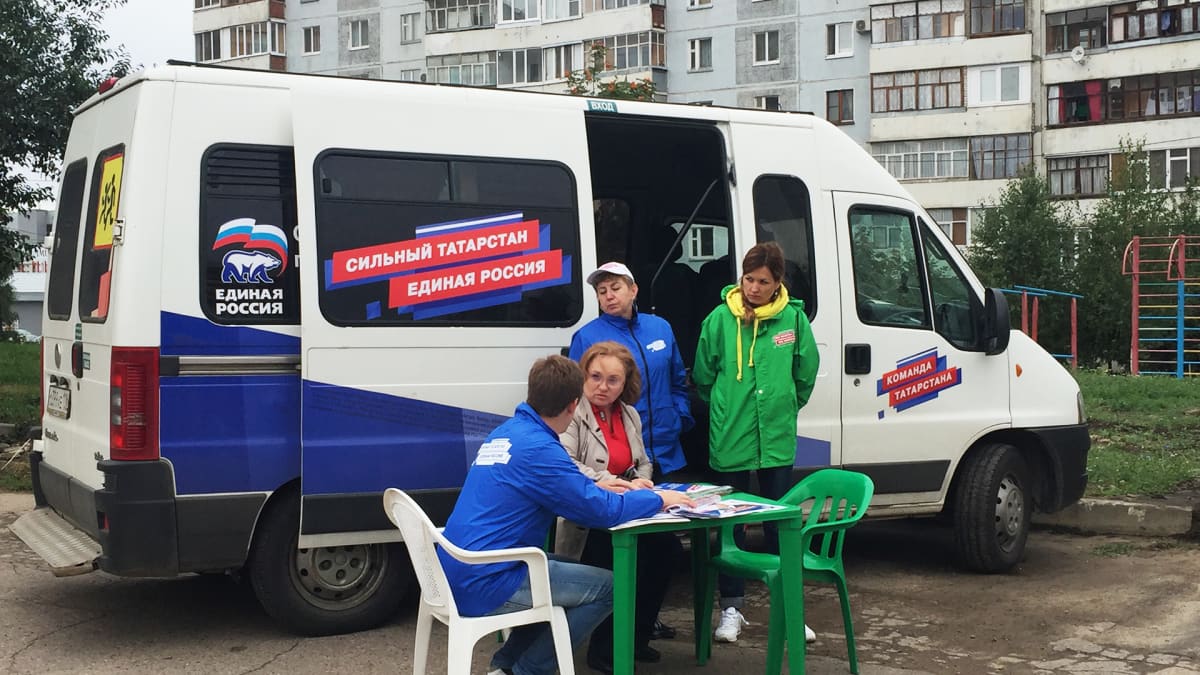 Valtapuolue Yhtenäinen Venäjä kampanjoi Kazanin kaupungin lähiössä Tatarstanissa syyskuun alussa. 