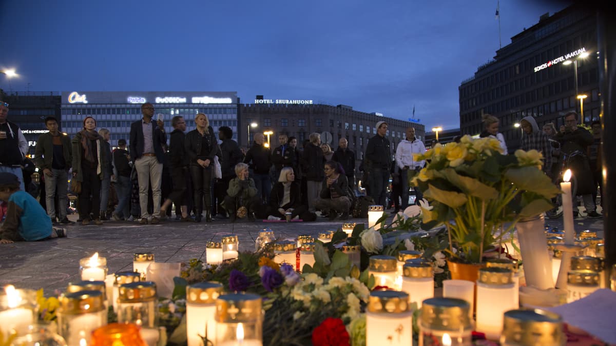 Helsingin Asema-aukio muistotilaisuus 18. syyskuuta.