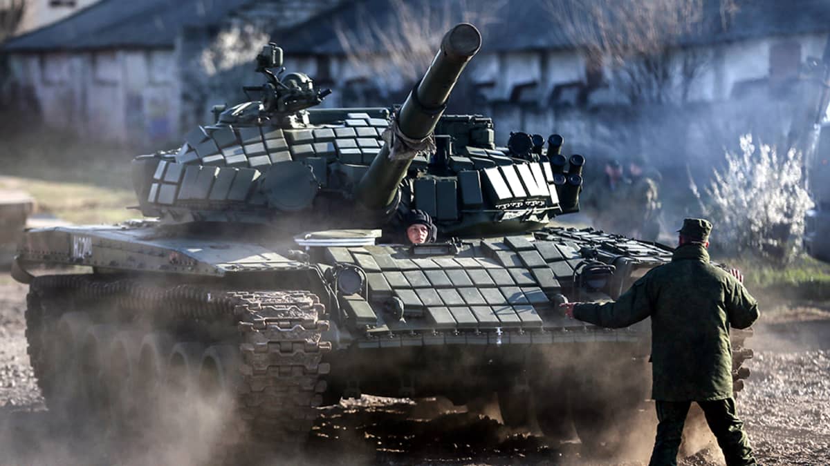 Uudistettu T-72 tankki tuodaan Venäjältä Krimille maaliskuussa 2014. Venäjän armeija sijoitti sen Ukrainan armeijan entiseen tukikohtaan.