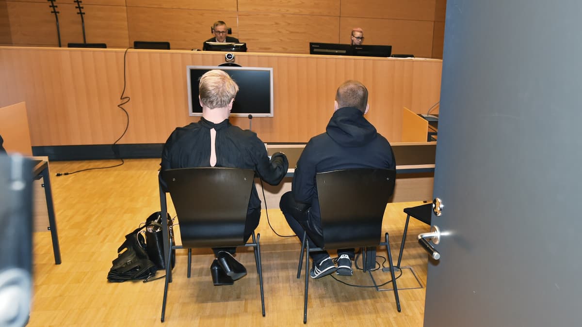 Törkeästä kuolemantuottamuksesta epäilty Jesse Torniainen (kuvassa oikealla) oikeudessa asianajajansa kanssa.