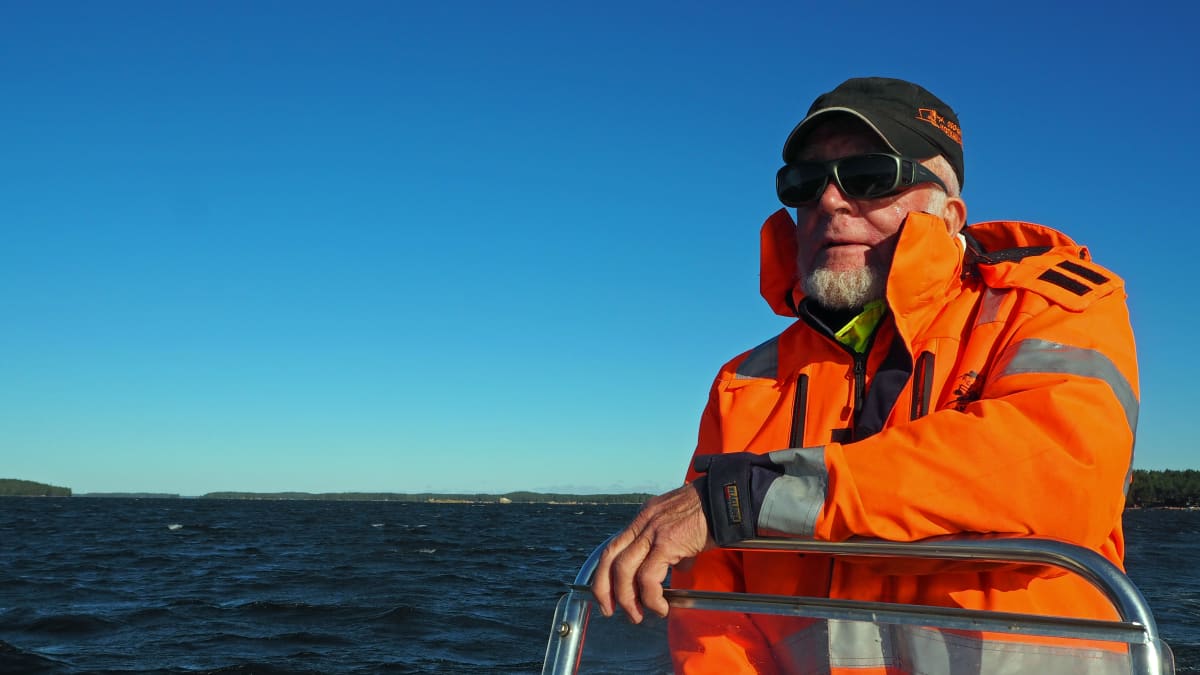 Raimo Kettunen ajaa venettä