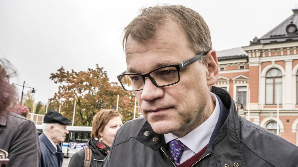 Pääministeri Juha Sipilä rasismin vastaisessa mielenilmauksessa Kuopion torilla