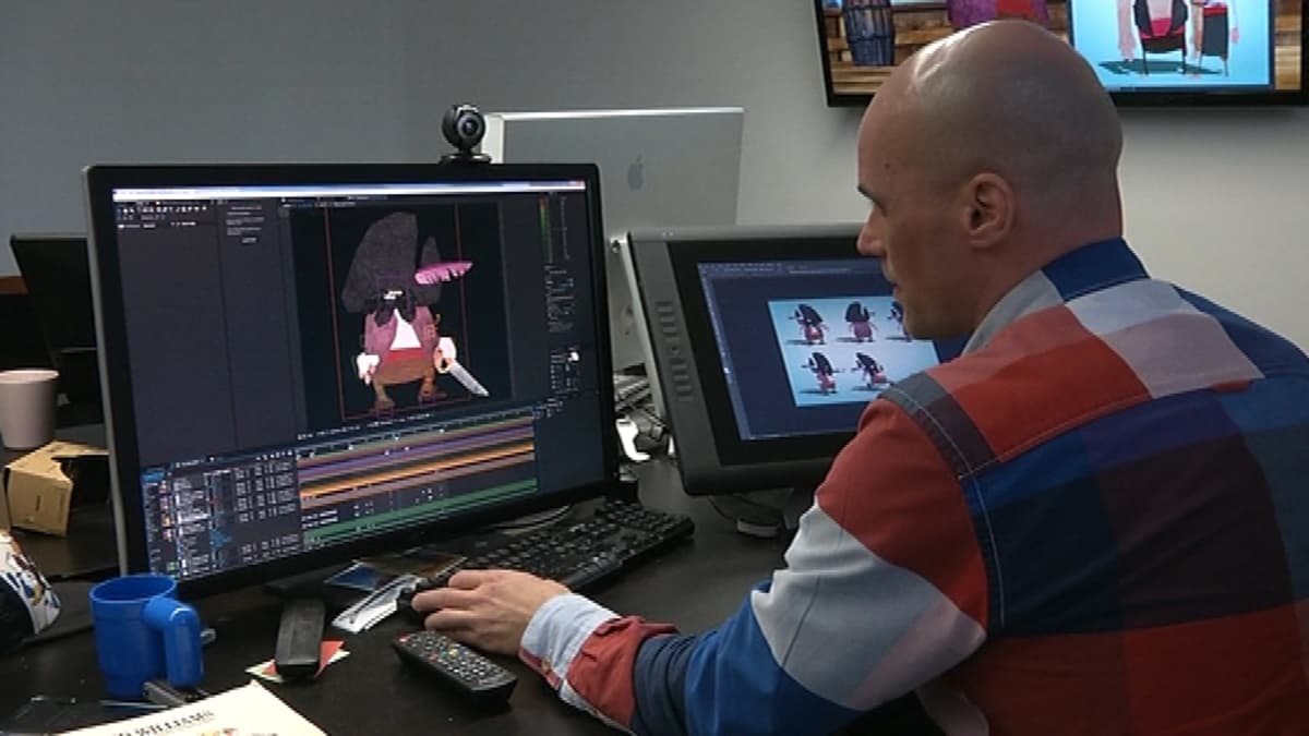 Animaatio-ohjaaja Tero Takalo istuu tietokoneen äärellä ja tekee animaatioelokuvaa.
