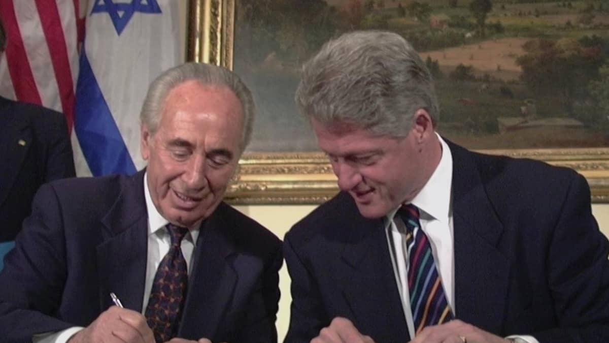 Shimon Peres ja Yhdysvaltain presidentti Bill Clinton huhtikuussa 1996.
