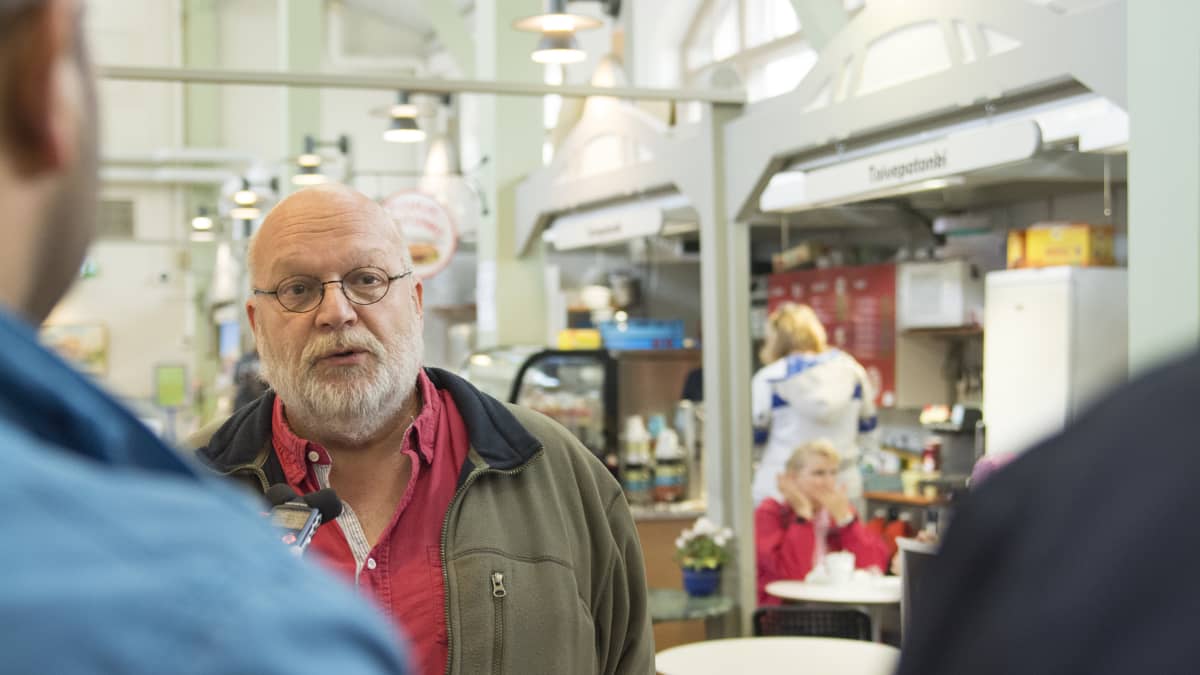 Jukka Antikainen ja irakilaiset miehet piirakka