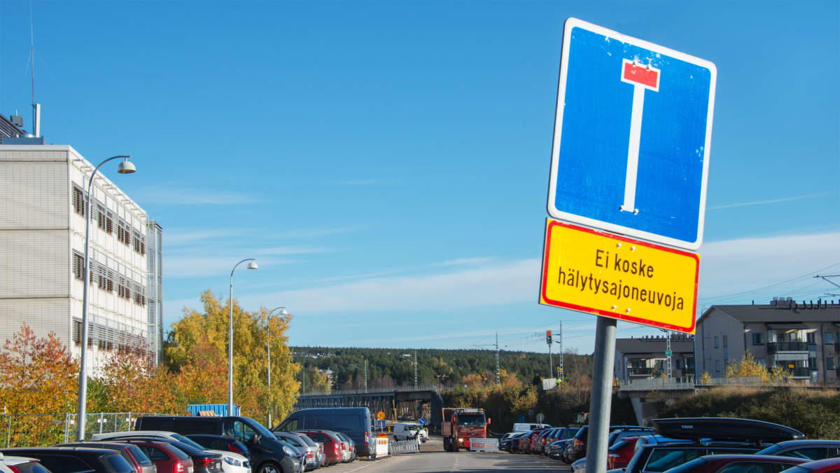 Liikenne on loppunut Jorma Eton tieltä Ounasvaaran suuntaan. 