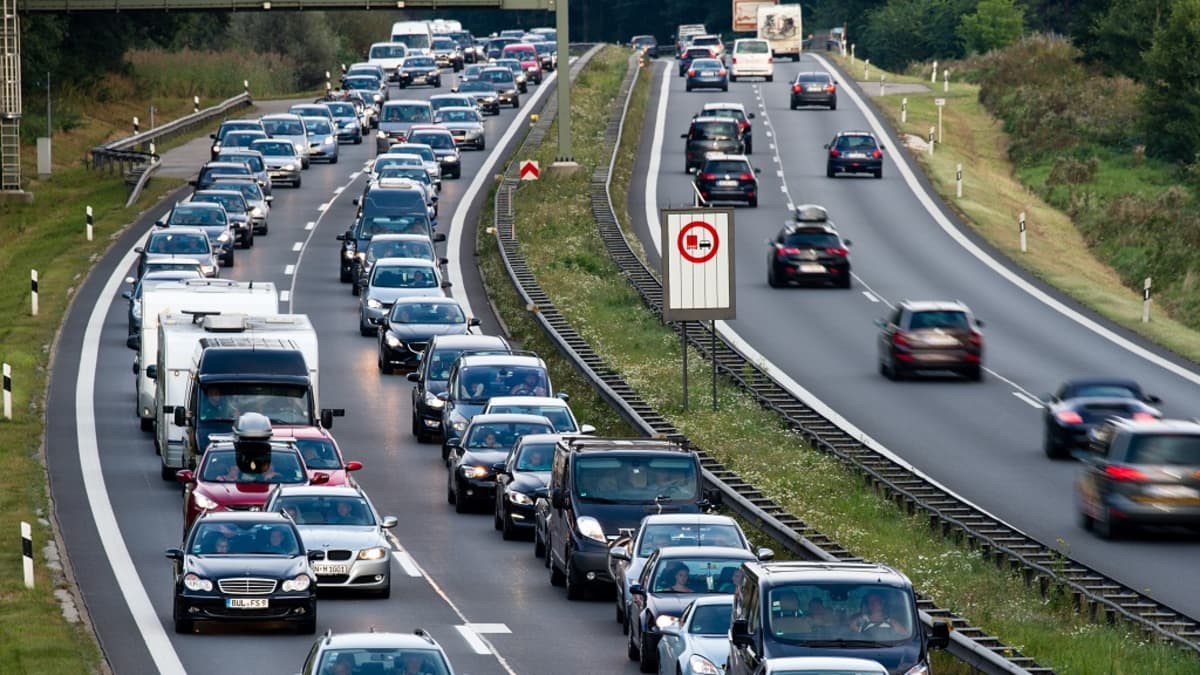 Ruuhkautuneita autoja moottoritiellä Etelä-Saksassa