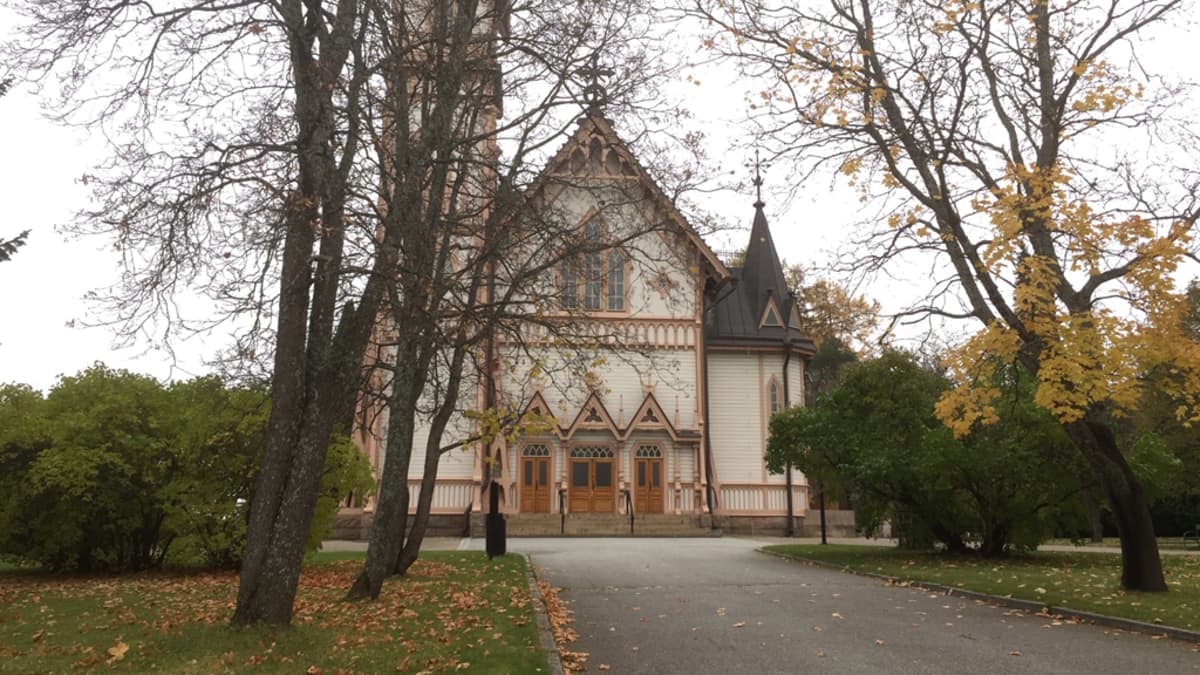 Kajaanin kirkko ulkoa.