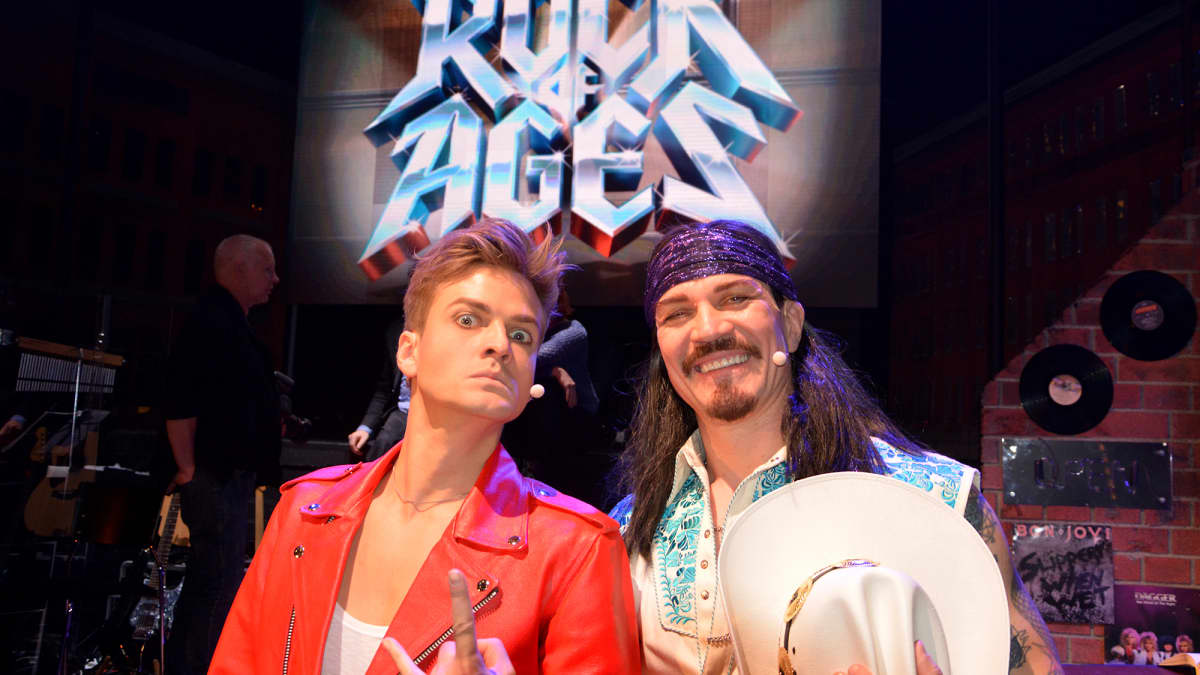 Mikael Saari ja Veeti Kallio poseeraavat kameralle Rock of Ages -musikaalin rooliasuissa.