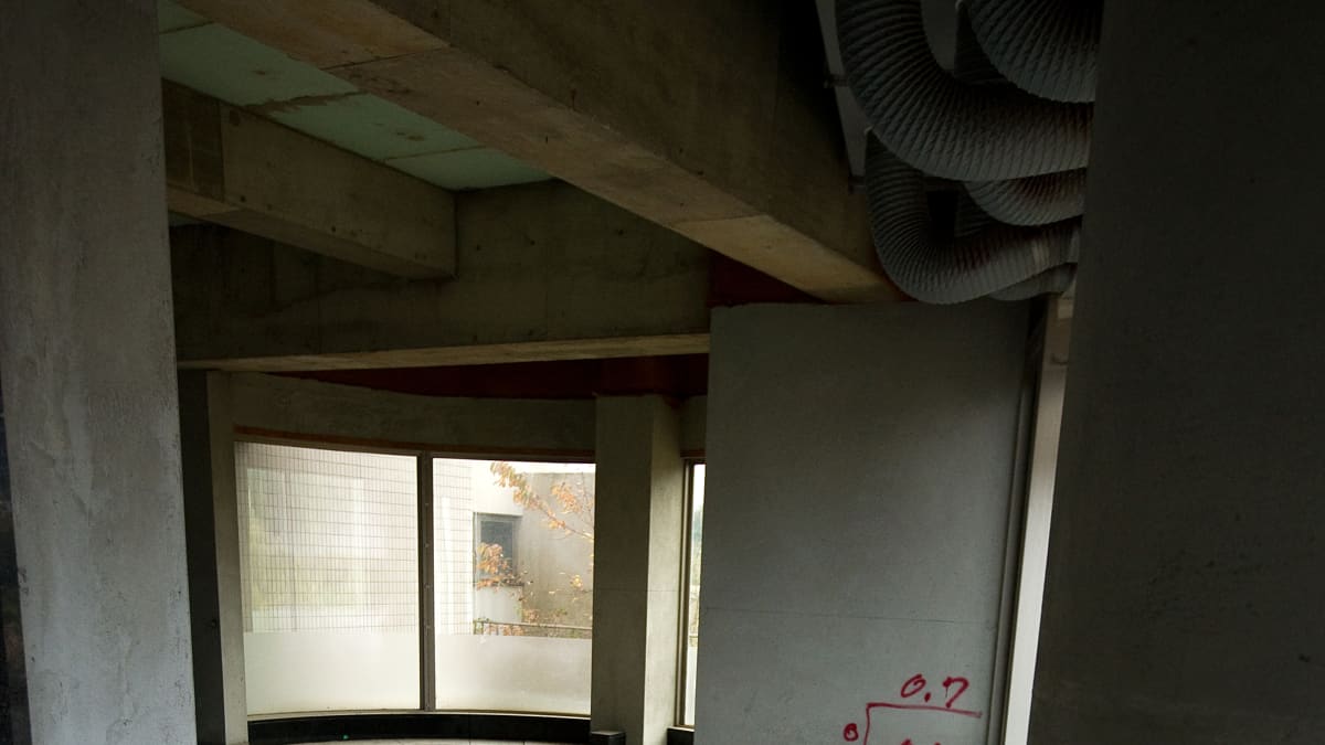 Kansain alueella Japanissa rakennettiin hotellia, joka ei koskaan valmistunut. Hotellin uima-allas on täynnä pölyä.
