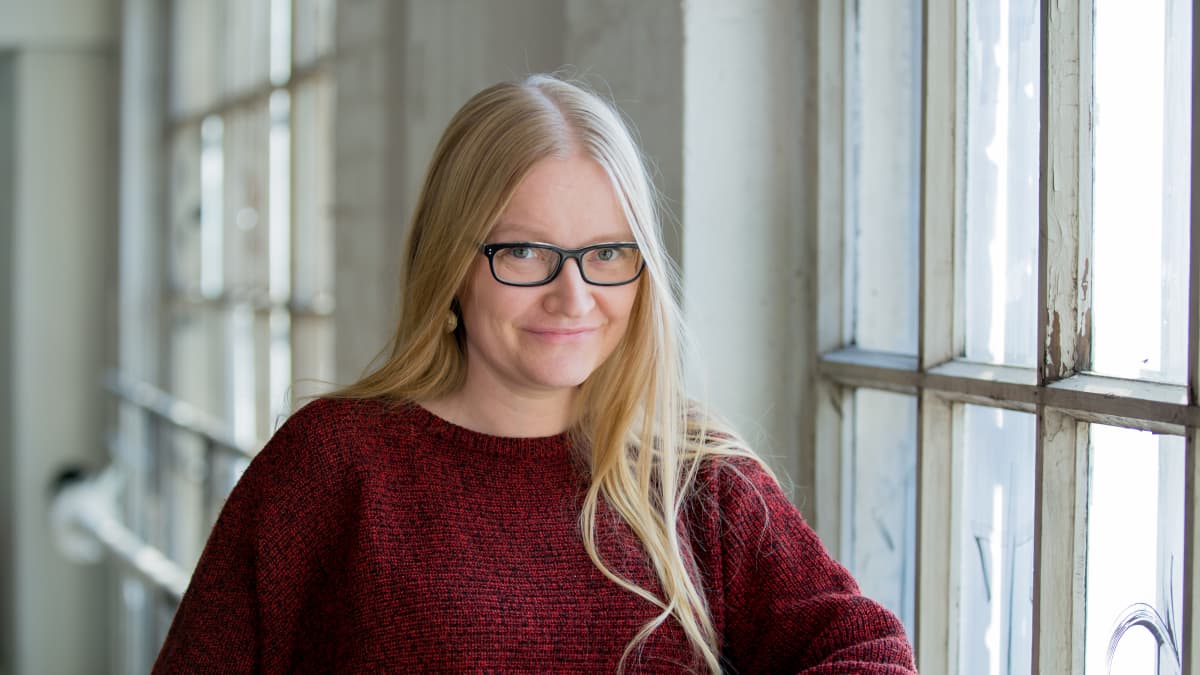 Toimittaja Johanna Vehkoo kirjoitti kirjan autiopaikoista.