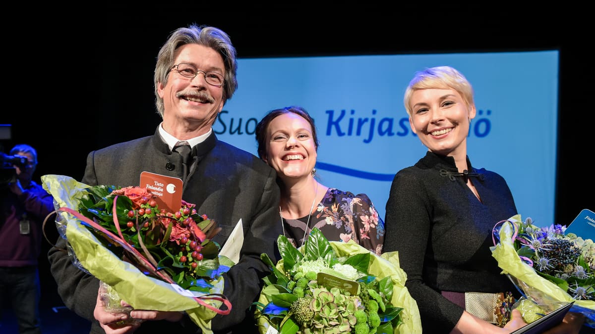 Kuvassa viime vuoden voittajat. Tieto-Finlandian voittaja Tapio Tamminen, Finlandia Junior voittaja Nadja Sumanen ja Finlandia -palkinnon voittaja Laura Lindstedt. 