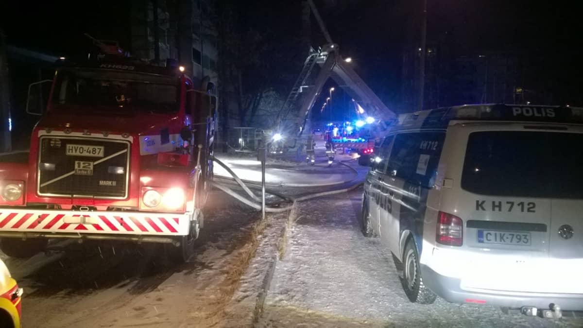 Pelastusajoneuvoja palopaikalla Riihimäellä.