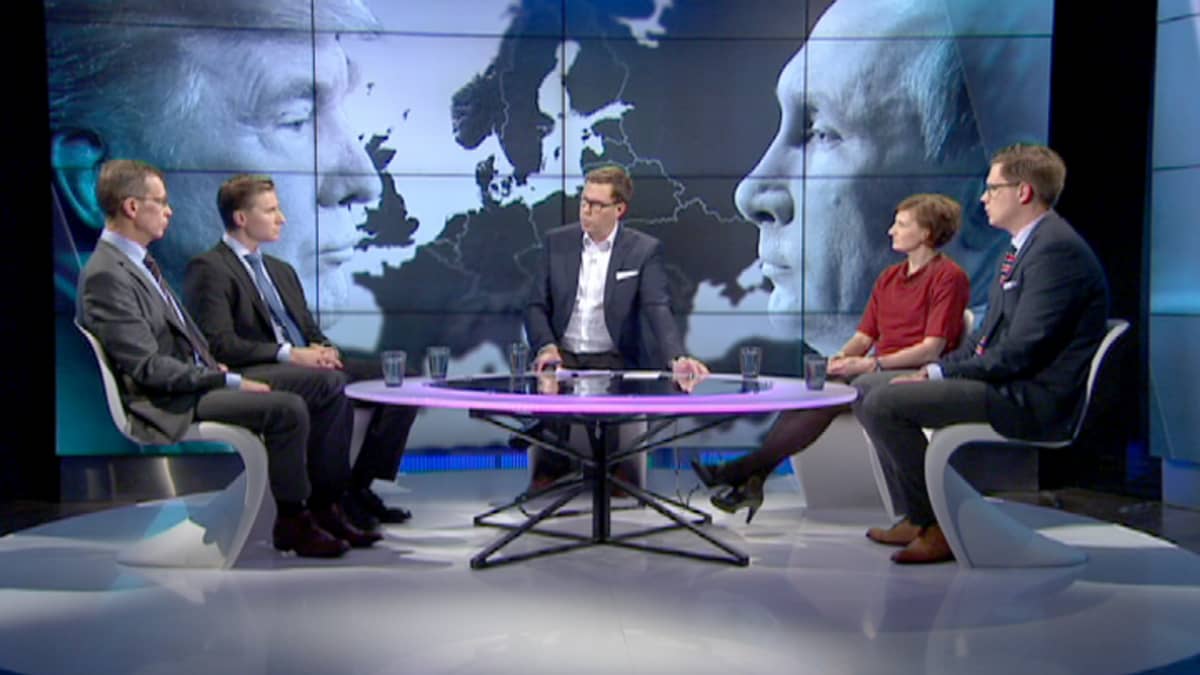 neljä keskustelijaa studiossa
