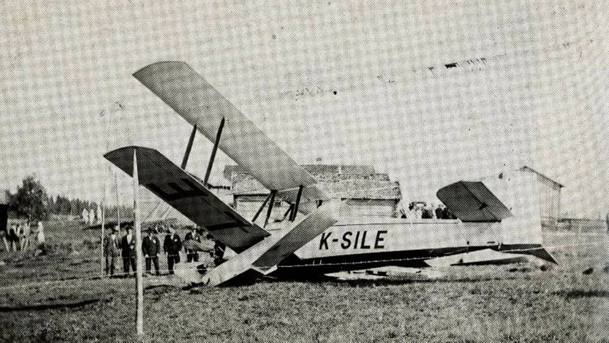 Mustavalkoisessa kuvassa Perhossa 1930 maahan rysähtänyt Kurki-lentokone