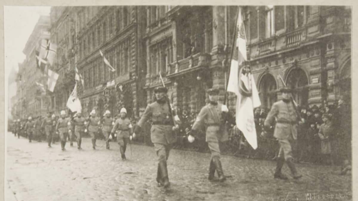 Helsingin suojeluskunnan itsenäisyyspäivän paraati 1919.