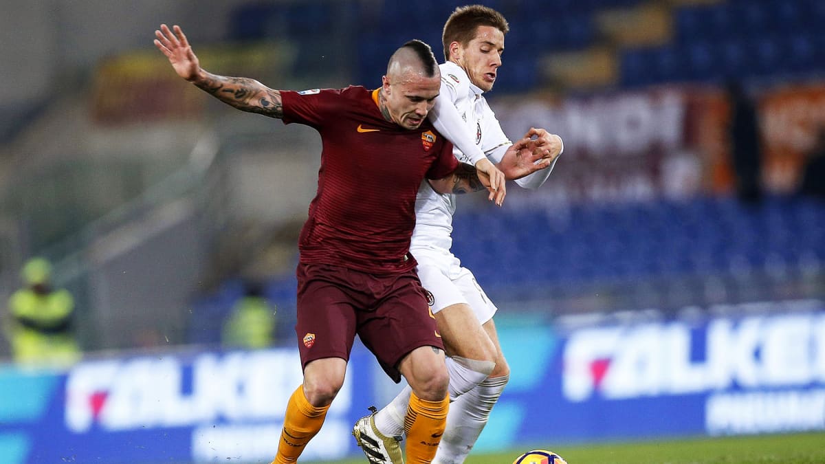 Roman Radja Nainggolan (vas) ja Milanin Mario Pasalic taistelevat pallosta. 