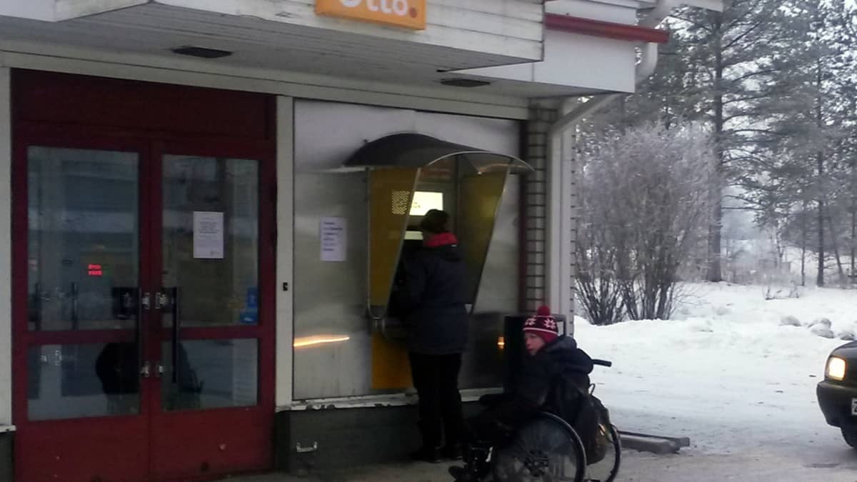 Lumijoen ainoa pankkiautomaatti.