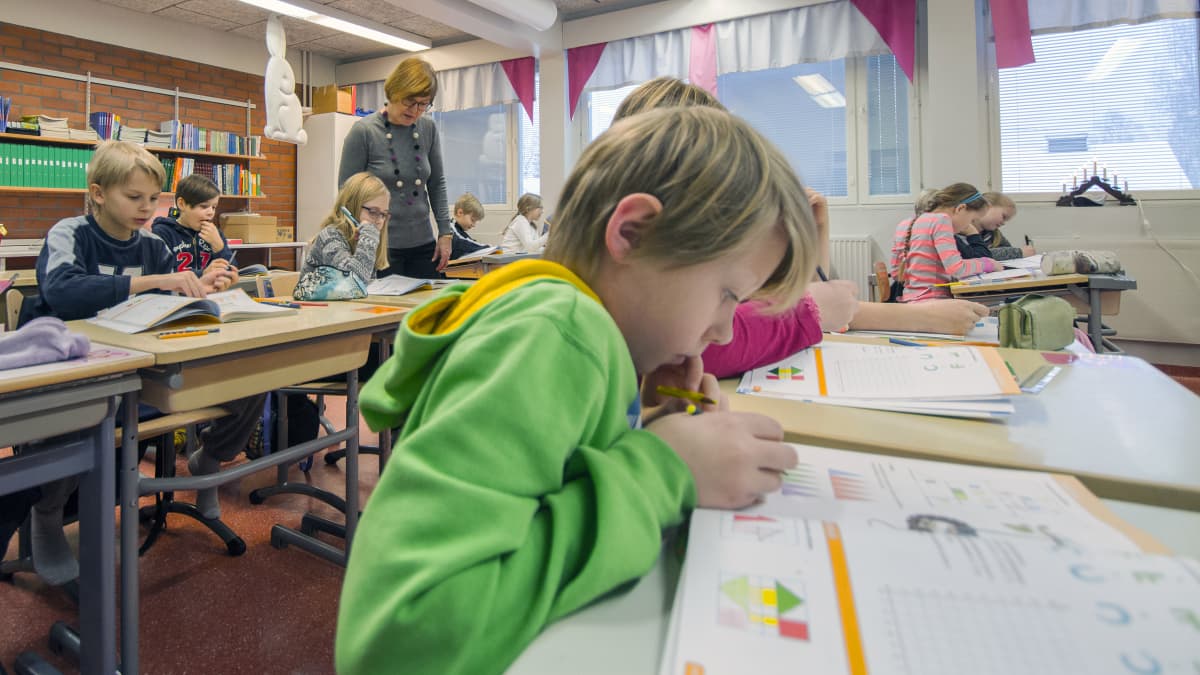Koululaiset tekevät matematiikan tehtäviä.