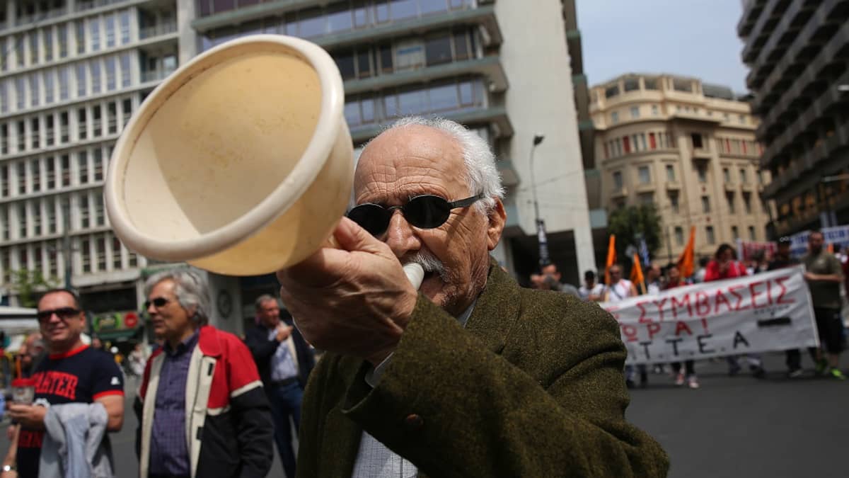 Kreikkalaiset eläkeläiset osoittivat mieltään eläkeuudistusta vastaan Ateenassa toukokuussa 2016.