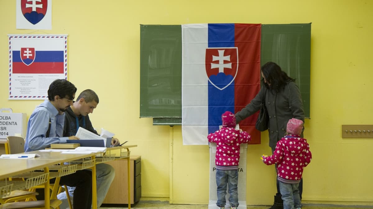 Slovakialainen nainen kävi lapsineen äänestämässä presidentinvaalissa Bratislavassa vuonna 2014. Slovakiassa lapsiluku vaikuttaa naisten eläkeikään.