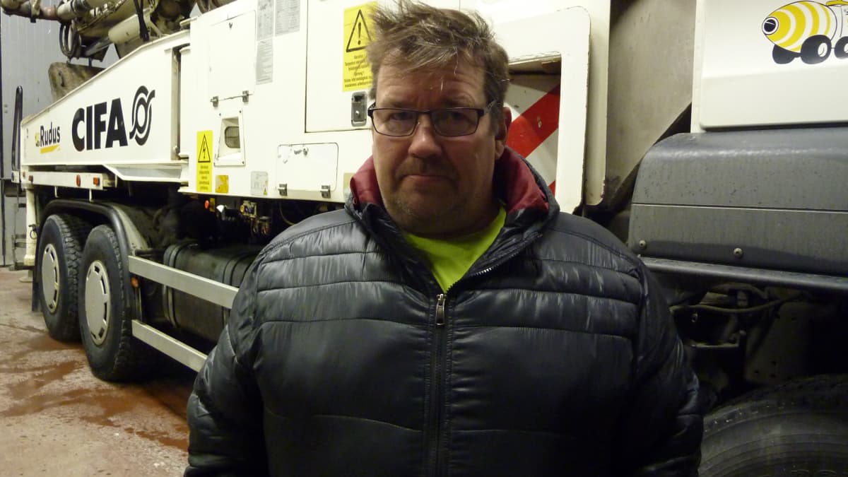 Tervolainen Petri Niskanen ajaa siviilityössään betonipumppuautoa 