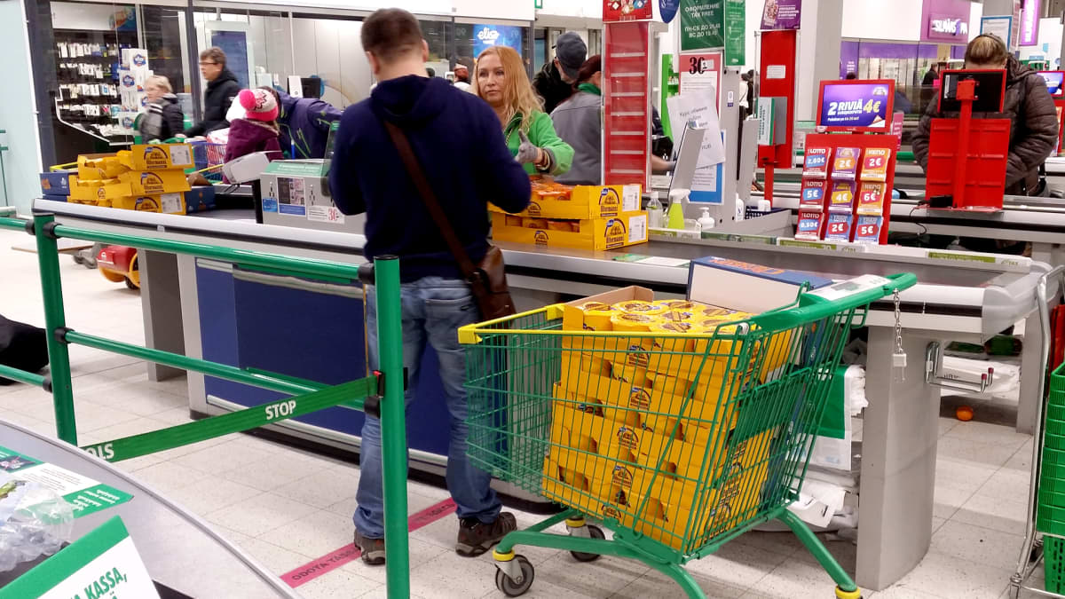Venäläinen mies ostaa juustoa Lappeenrannan Prismassa.