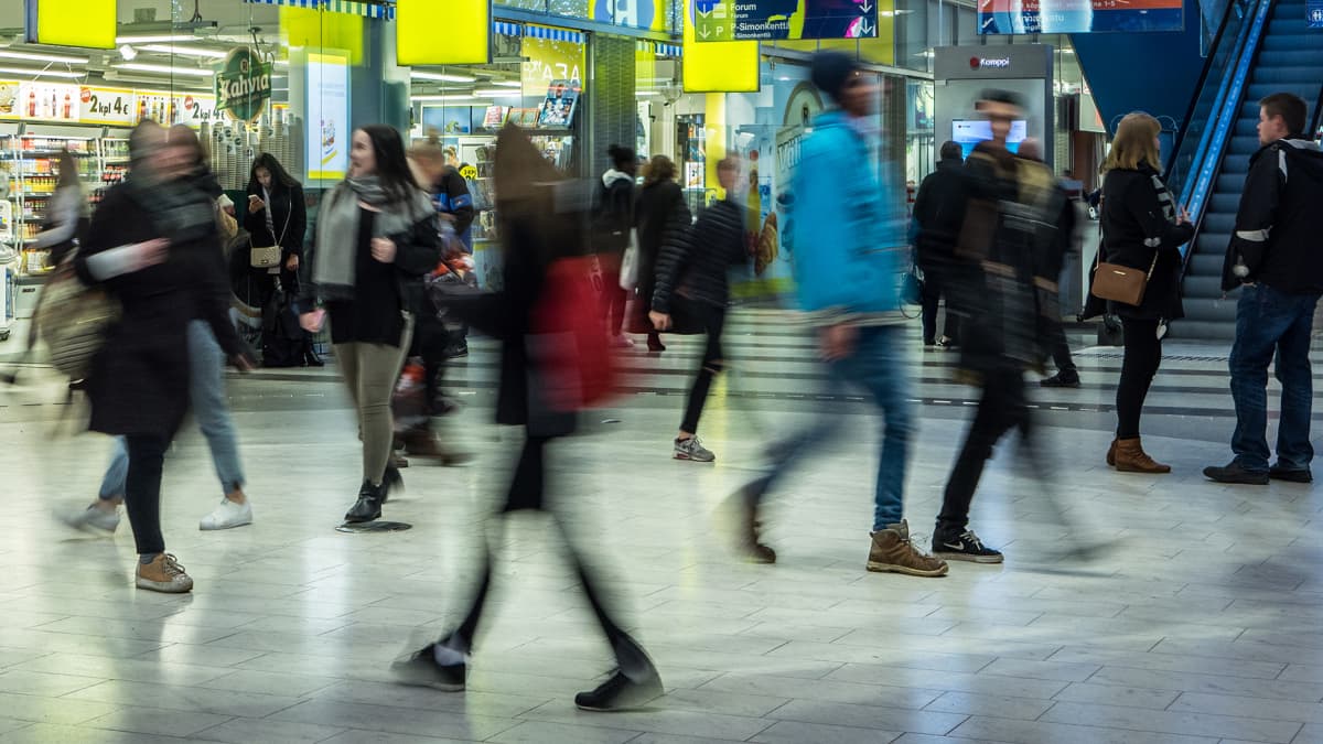 Kiireisiä ihmisiä ostoskeskuksessa.