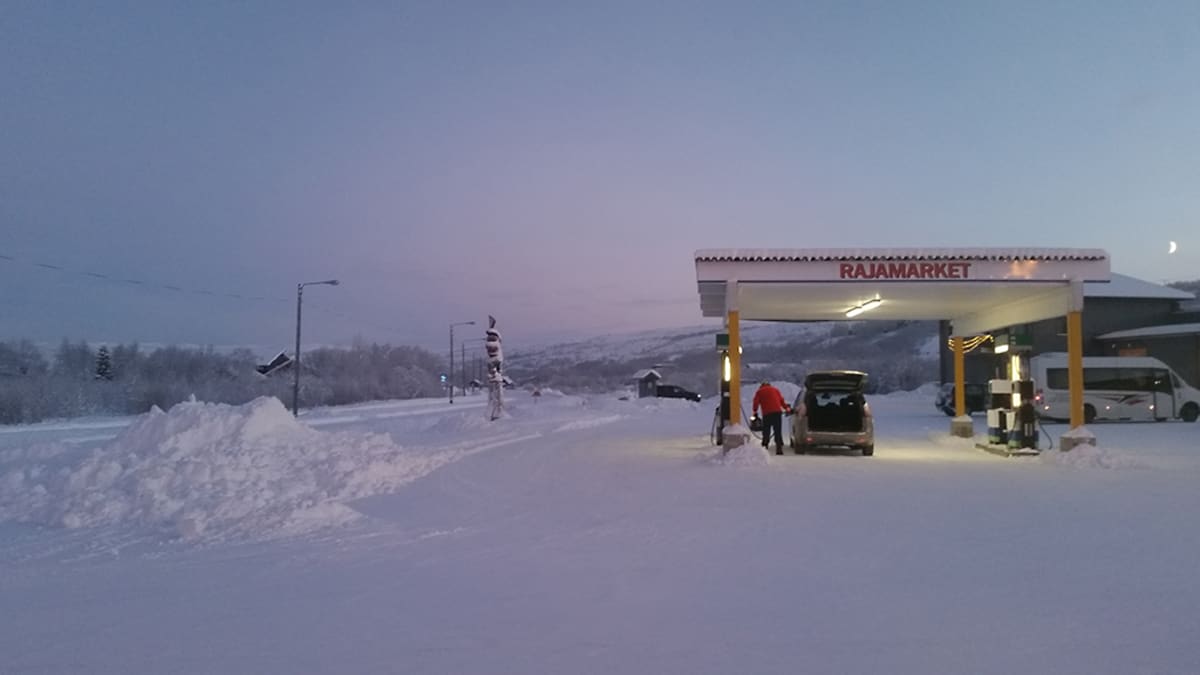 -35° pakkanen ei pysäytä autoilijoita Nuorgamissa