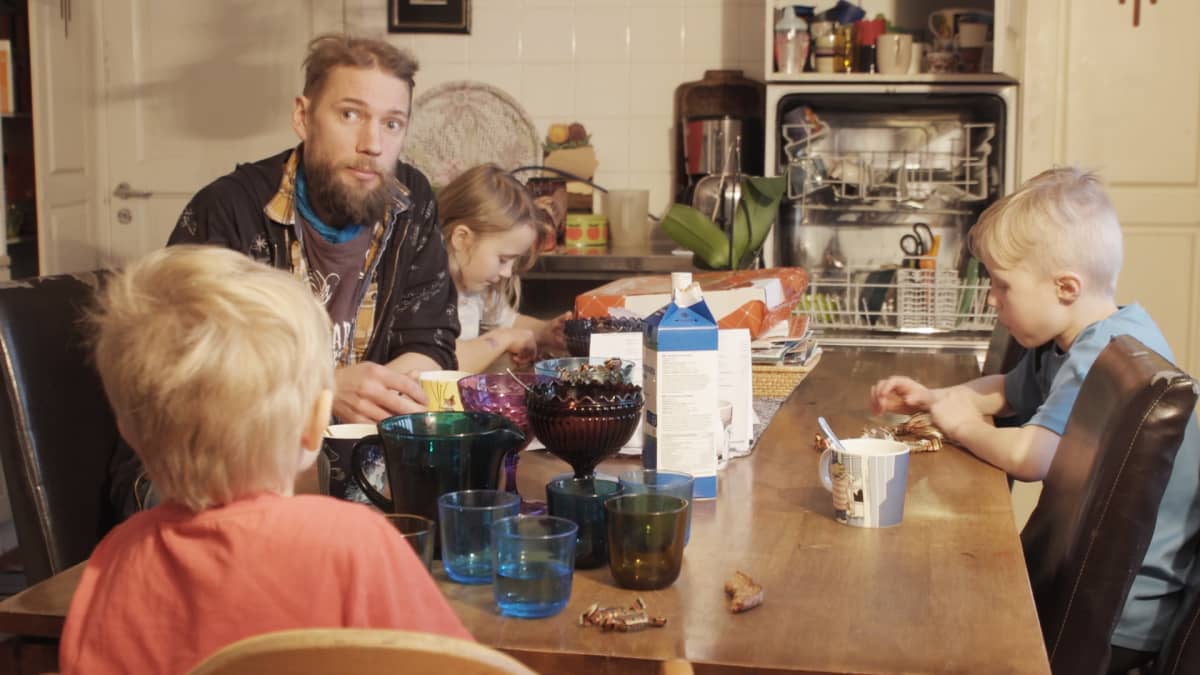 Juha Järvinen ja lapset ruokapöydän äärellä