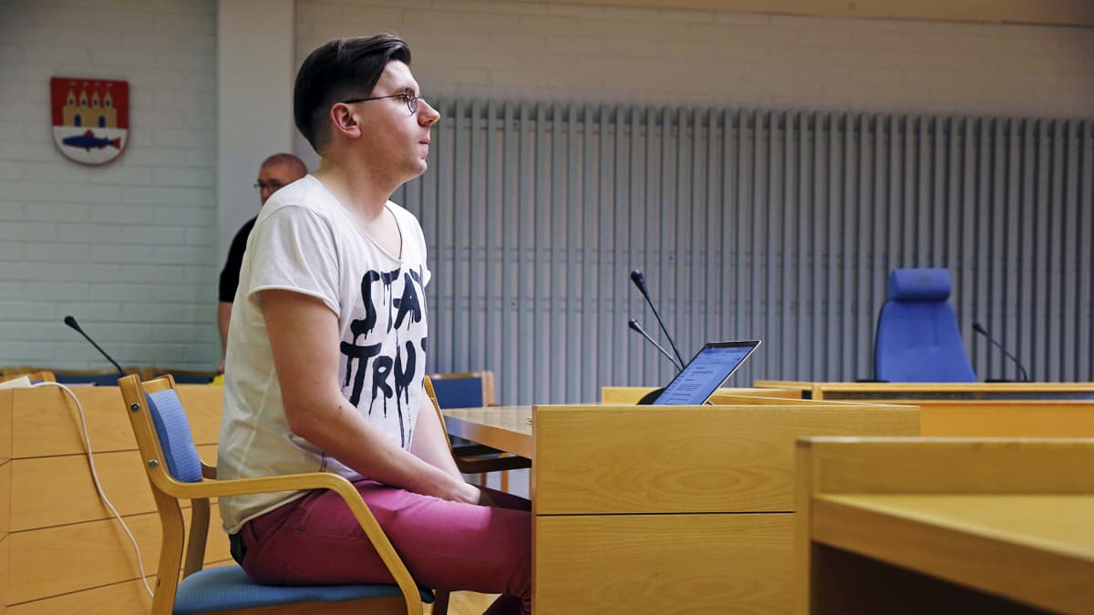  Perussuomalaiset Nuoret ry:n entinen puheenjohtaja Sebastian Tynkkynen Oulun käräjäoikeudessa keskiviikkona 11. tammikuuta.