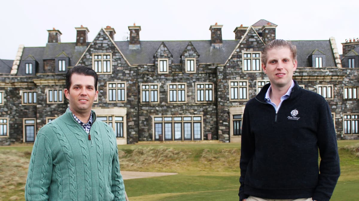 Donald Trump Junior ja Eric Trump Doonberg Golf Clubilla Irlannissa helmikuussa 2014.