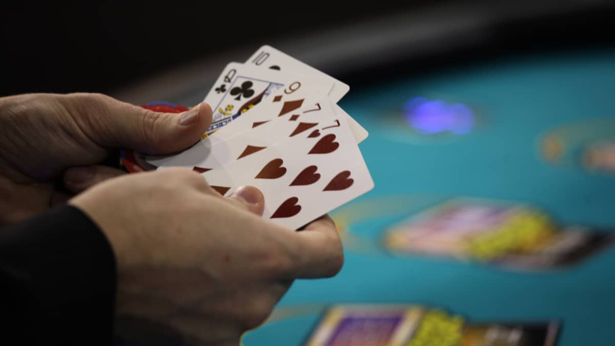Pokerin pelaamista.