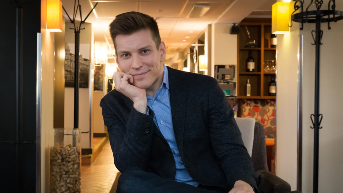 Vaikka Holma viihtyy kameran edessä, hän haluaa pikku hiljaa siirtyä sen toiselle puolelle: käsikirjoitukseen, ohjaukseen ja tuotantoon.