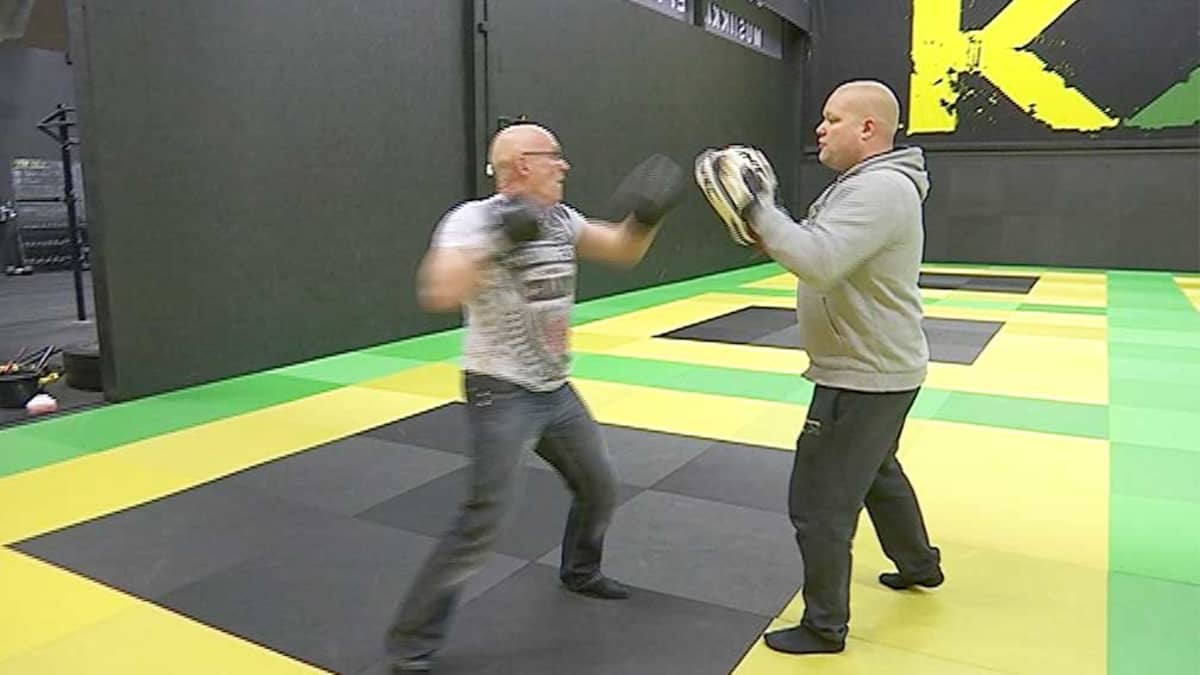 Juha Näsänen treenaa Kimmo Kolehmaisen kanssa Oulun Kuntoklubilla.