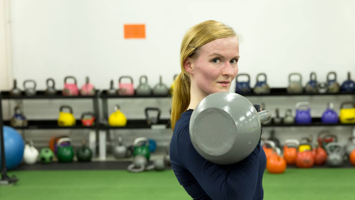 Tanja Temonen ohjaa kahvakuulatreenejä Herttonimen taekwondosalilla.