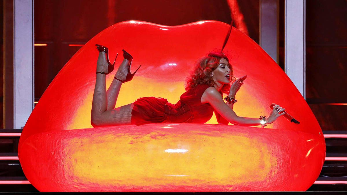 Kylie Minogue esiintymislavalla Espanjan Madridissa lokakuussa 2014.