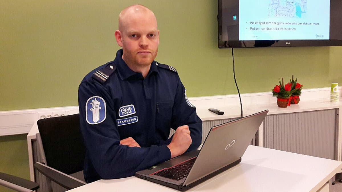 Kuvassa komisario Magnus Jakobsson Pohjanmaan poliisista