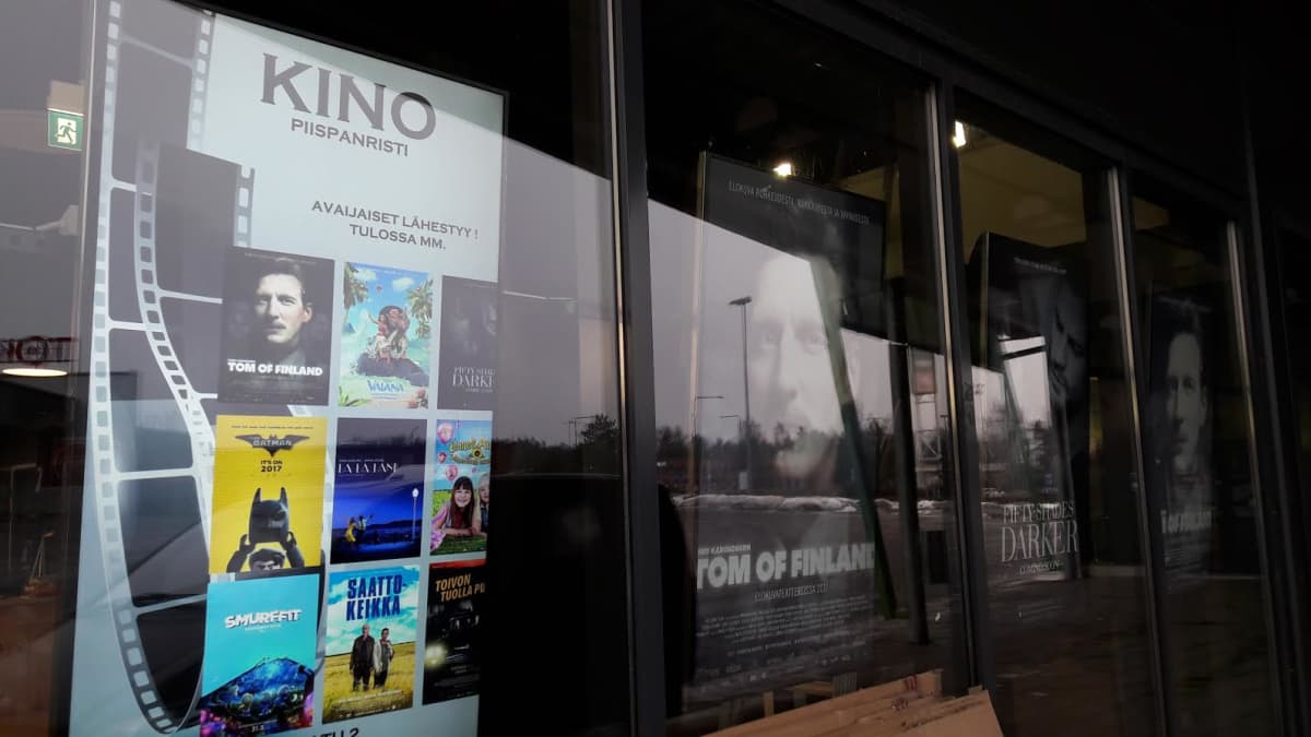 Kino Piispanristin mainostaulut