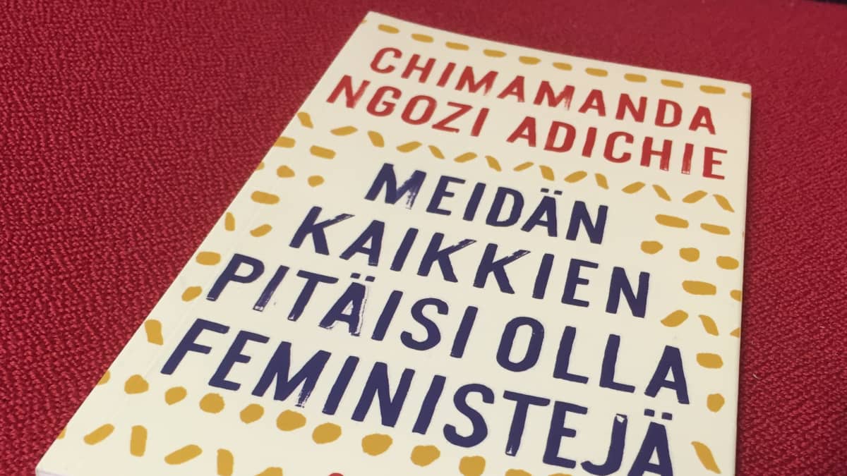 Chimanda Ngozi Adichien kirja feminismistä.