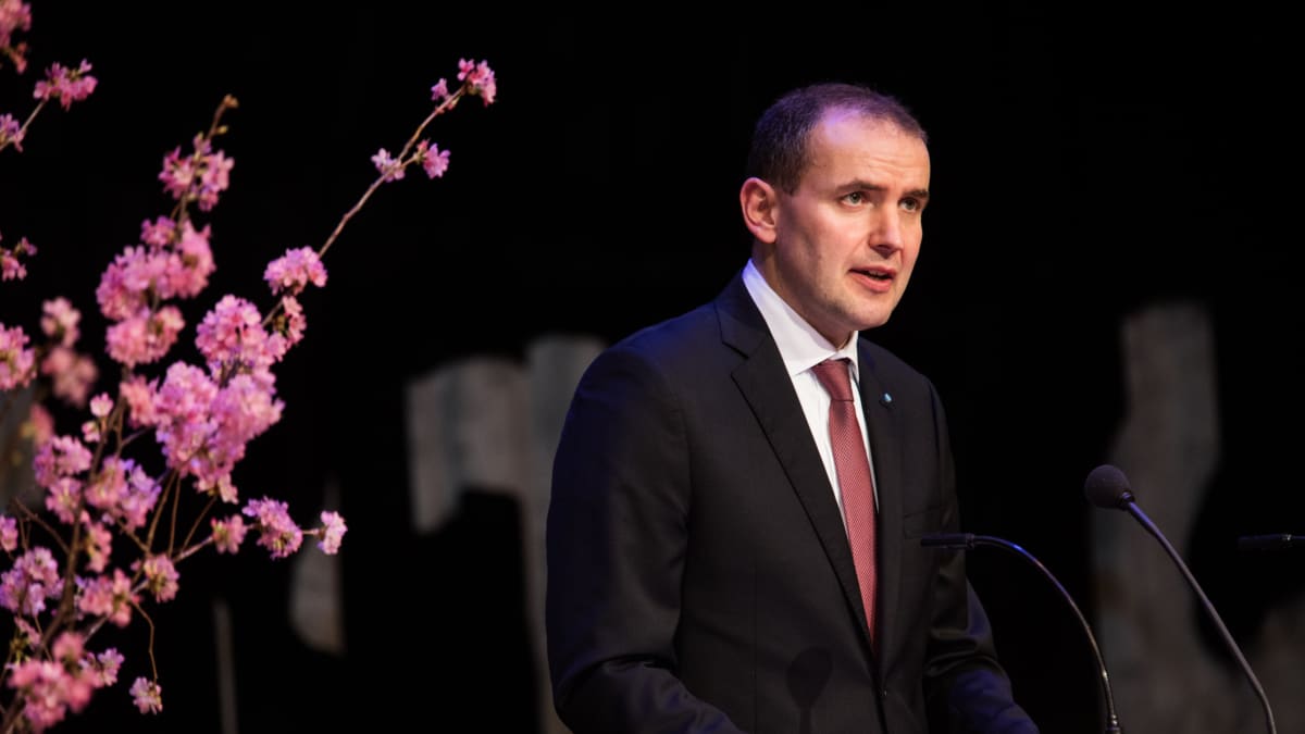 Guðni Jóhannesson puhujakorokkeen takana.