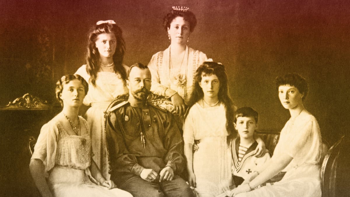 Venäjän keisari Nikolai II perheineen. Edessä vasemmalla Tatjana, Nikolai II, Anastasia, Aleksei ja Olga. Takana vasemmalta Maria Nikolaevna ja Aleksandra Feodorovna. 
