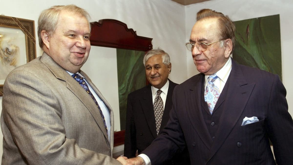 Kuvassa Sergei Kisljak oikealla kättelemässä Pakistanin silloista ulkoministeriä Khurshid Mahmood Kasuria Islamabadissa vuonna 2004. 