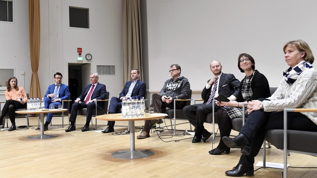 Puolueiden puheenjohtajat tentissä Lahdessa. 